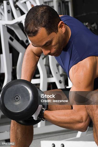 Photo libre de droit de Club De Remise En Formemusculation Des Biceps Entraînement banque d'images et plus d'images libres de droit de Adulte