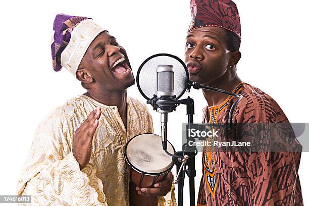 Músicos De África Occidental Sobre Fondo Blanco Foto de stock y más banco de imágenes de Música africana - Música africana, 20 a 29 años, Actuación - Espectáculo