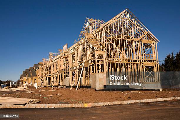 Carcasa De Nueva Construcción De Desarrollo Foto de stock y más banco de imágenes de Arquitectura exterior - Arquitectura exterior, Azul, Casa