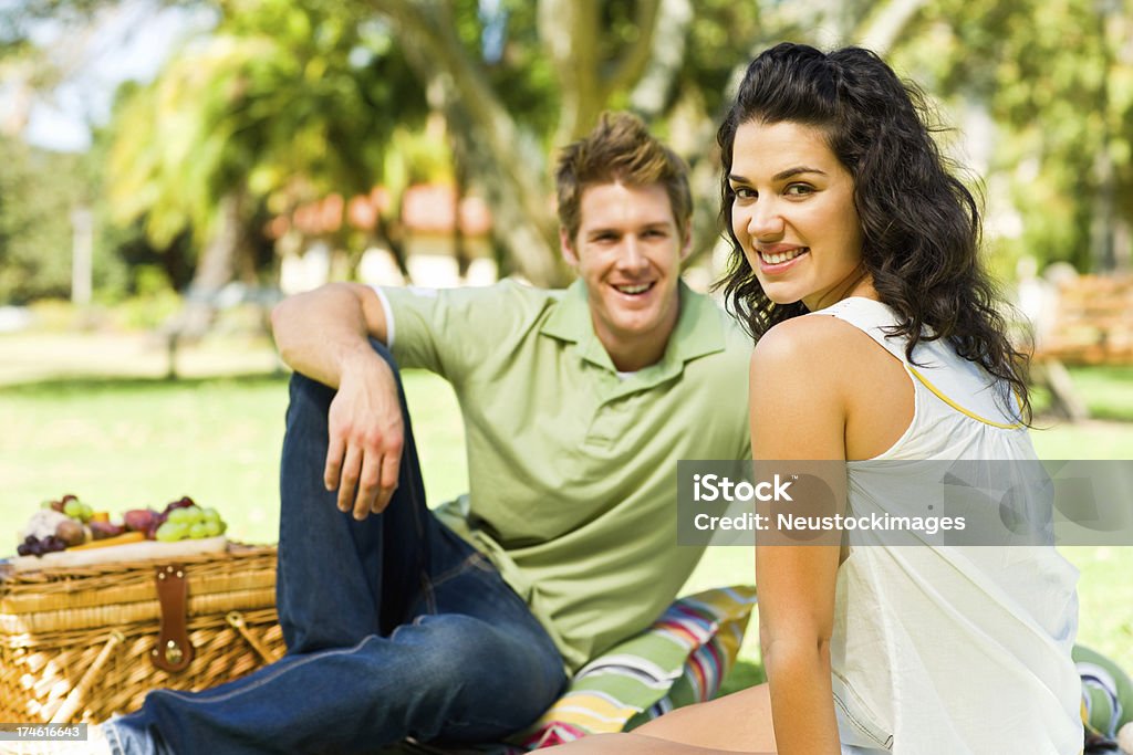 Casal Jovem tendo tempo de lazer no parque - Royalty-free Adulto Foto de stock