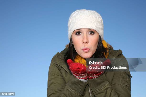 Bonita Menina Mandar Um Beijo De Inverno - Fotografias de stock e mais imagens de 20-24 Anos - 20-24 Anos, Adulto, Amor