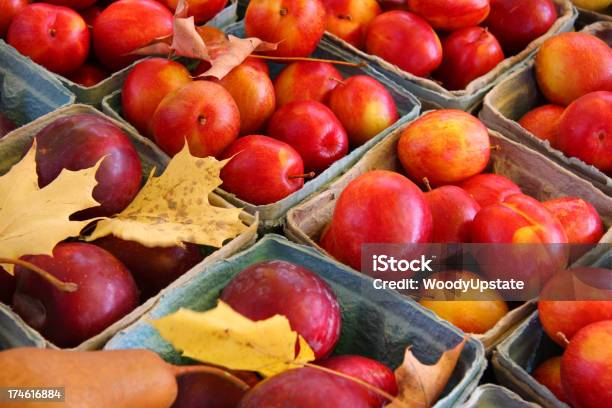 Manzanas Y Ciruelas Foto de stock y más banco de imágenes de Agricultura - Agricultura, Amarillo - Color, Cartón