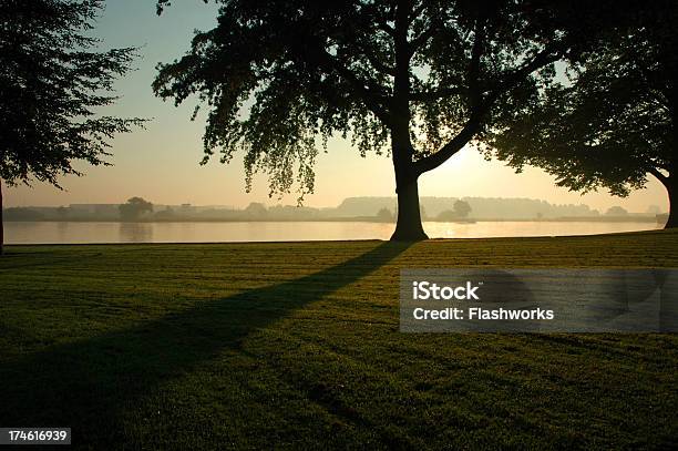 Misty Morning — стоковые фотографии и другие картинки Величественный - Величественный, Вода, Время