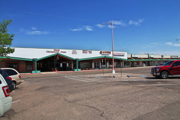 le centre de la ville de paige, arizona, états-unis - north american tribal culture photography color image horizontal photos et images de collection