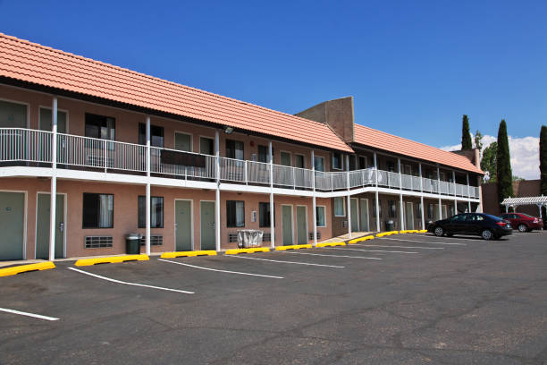 le motel dans la ville de paige en arizona, états-unis - north american tribal culture photography color image horizontal photos et images de collection