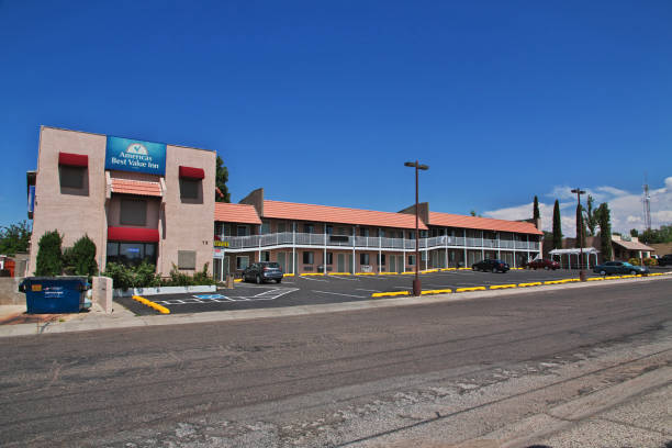 le motel dans la ville de paige en arizona, états-unis - north american tribal culture photography color image horizontal photos et images de collection