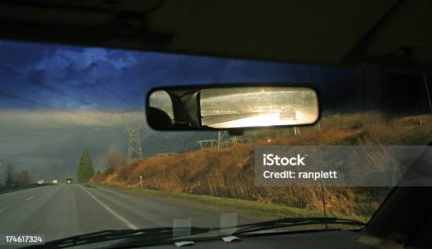 Looking Den Rückspiegel Stockfoto und mehr Bilder von Innenspiegel - Innenspiegel, Fahrzeugspiegel, Rückansicht
