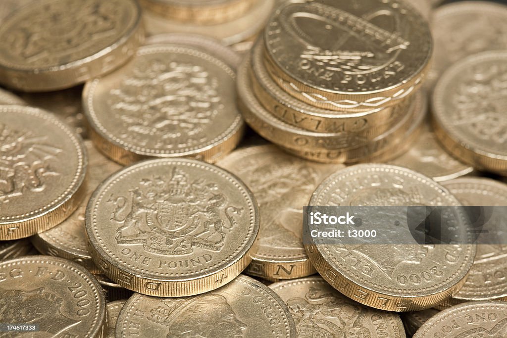 Pila de monedas de una libra - Foto de stock de Conceptos libre de derechos