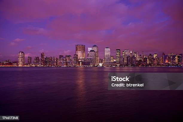 Skyline Di Manhattan - Fotografie stock e altre immagini di Acqua - Acqua, Affari, Ambientazione esterna