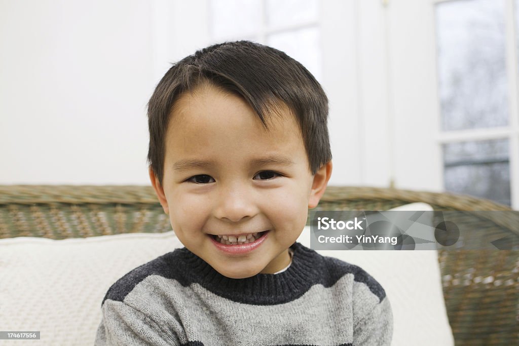 Улыбающийся мальчик Гц - Стоковые фото Азиатского и индийского происхождения роялти-фри