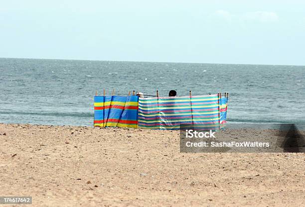 Photo libre de droit de Sur Le Bord De Mer banque d'images et plus d'images libres de droit de Abri de plage - Abri de plage, Destination de voyage, Horizontal