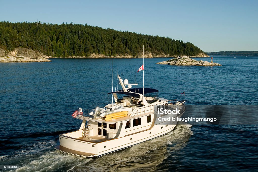 Veduta aerea dell'isola a bordo di uno yacht a motore - Foto stock royalty-free di Canada