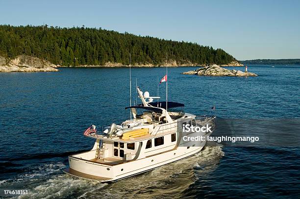 Veduta Aerea Dellisola A Bordo Di Uno Yacht A Motore - Fotografie stock e altre immagini di Canada