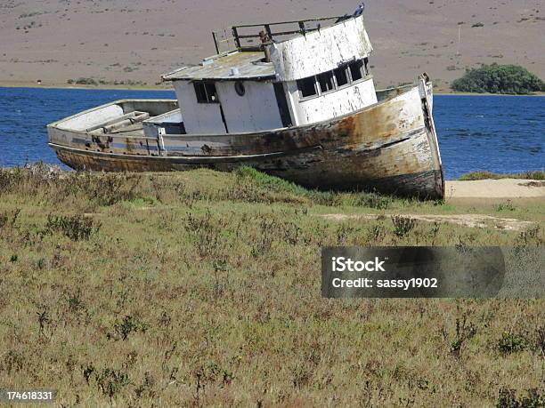 Vecchio Rimorchiatore Arenato Ritirata - Fotografie stock e altre immagini di Abbandonato - Abbandonato, Acqua, Antico - Vecchio stile