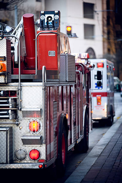 samochód straży pożarnej, ratownictwa medycznego rush w nagłych wypadkach - fire engine flash zdjęcia i obrazy z banku zdjęć
