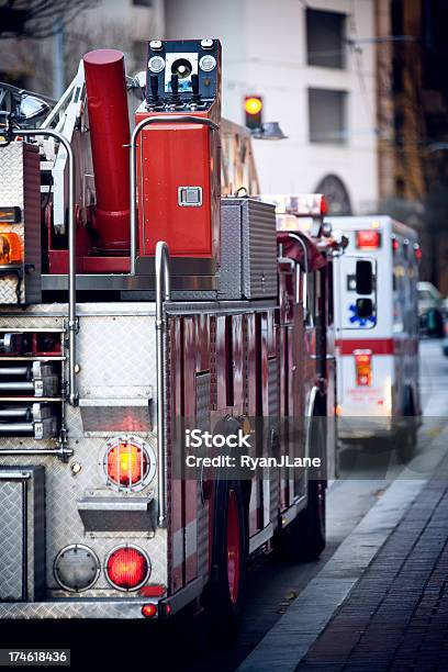 Пожарная Машина И Автомобилей Скорой Помощи Пик В Экстренных — стоковые фотографии и другие картинки Пожарная машина