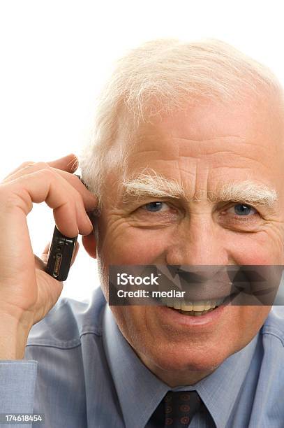 Homem Idoso Com Um Telemóvel - Fotografias de stock e mais imagens de 60-69 Anos - 60-69 Anos, 70 anos, A usar um telefone