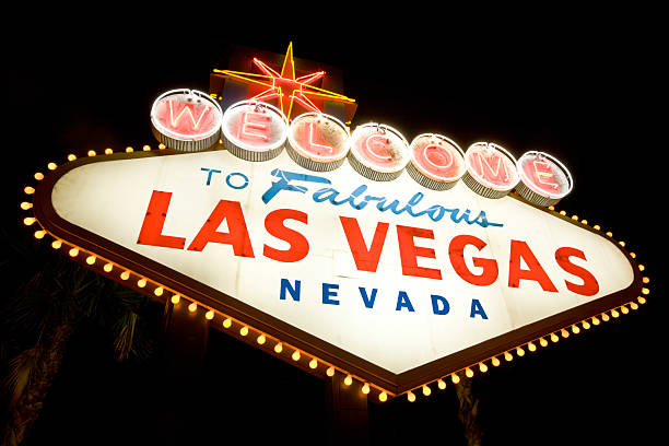 добро пожаловать в лас-вегас знак на ночь - welcome to fabulous las vegas sign photography landmarks travel locations стоковые фото и изображения