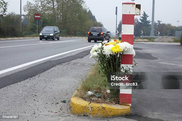 Foto de Na Estrada Memorial e mais fotos de stock de Flor - Flor, Acidente de viação, Monumento comemorativo