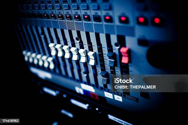 Ecualizador Niveles Foto de stock y más banco de imágenes de Amplificador - Amplificador, Arte cultura y espectáculos, Botón de control