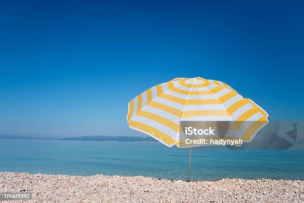 Foto de Guardasol Amarelo e mais fotos de stock de Amarelo - Amarelo, Areia, Azul