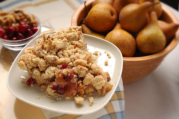 cobbler à la tarte poire - pie fruit cobbler sweet food photos et images de collection