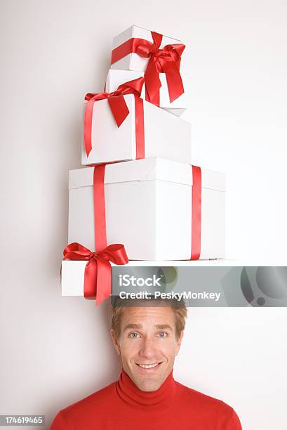 Foto de Homem Sorrindo Em Pilha De Presentes e mais fotos de stock de Branco - Branco, Caixa - Recipiente, Etnia caucasiana