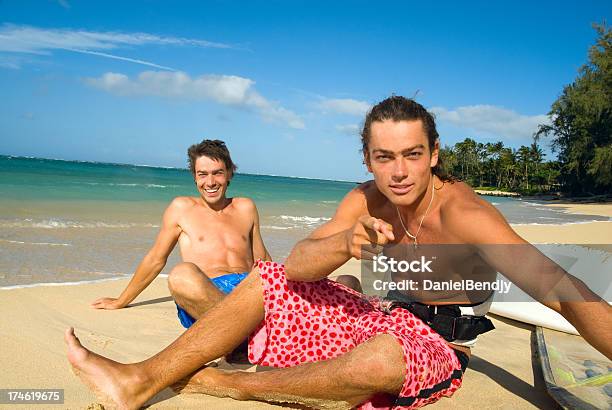 Dwóch Mężczyzn Na Plaży - zdjęcia stockowe i więcej obrazów 20-29 lat - 20-29 lat, Bez koszulki, Brat