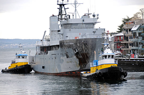 tugboats guiding beschädigt forschung gehen, schlösser - industrial ship audio stock-fotos und bilder