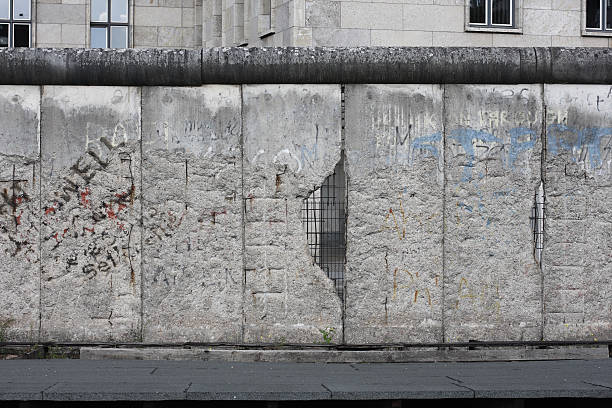 berlin mauer - berliner mauer stock-fotos und bilder