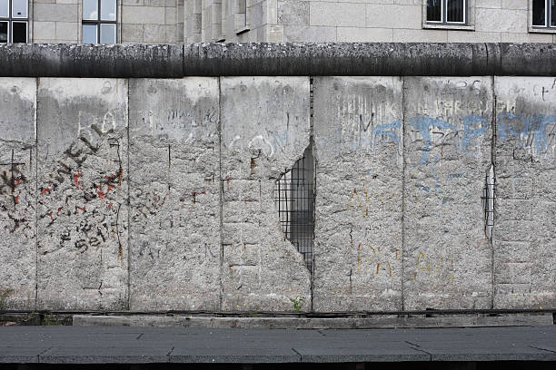 muro de berlim - crime graffiti city forbidden - fotografias e filmes do acervo