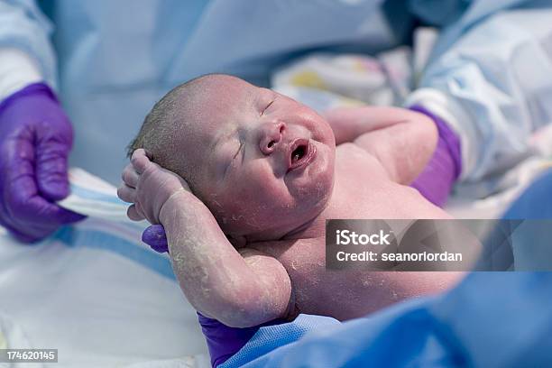 医師保持新生児 - 分娩室のストックフォトや画像を多数ご用意 - 分娩室, 医師, 1歳未満