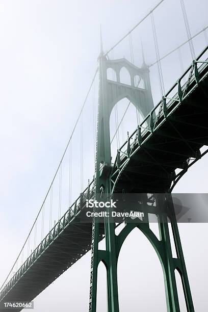 Gotycki Wyprasujcie Most Mgła - zdjęcia stockowe i więcej obrazów Bez ludzi - Bez ludzi, Droga miejska, Fotografika