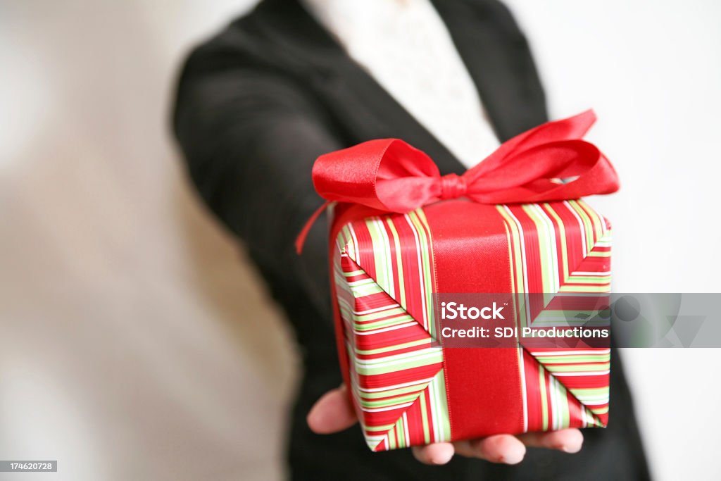 여자 쥠 A 선물함 밝은 적색 나비매듭 - 로열티 프리 개념 스톡 사진