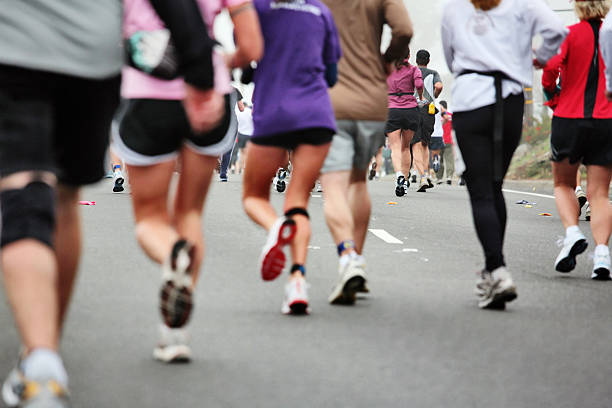 maraton run - distance running jogging running fog zdjęcia i obrazy z banku zdjęć