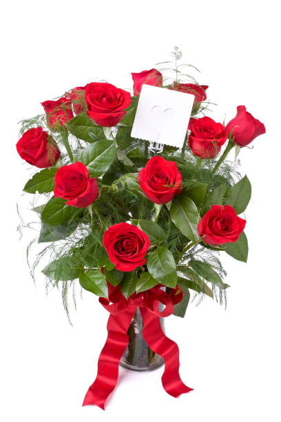 voeux de la saint-valentin - dozen roses rose flower arrangement red photos et images de collection