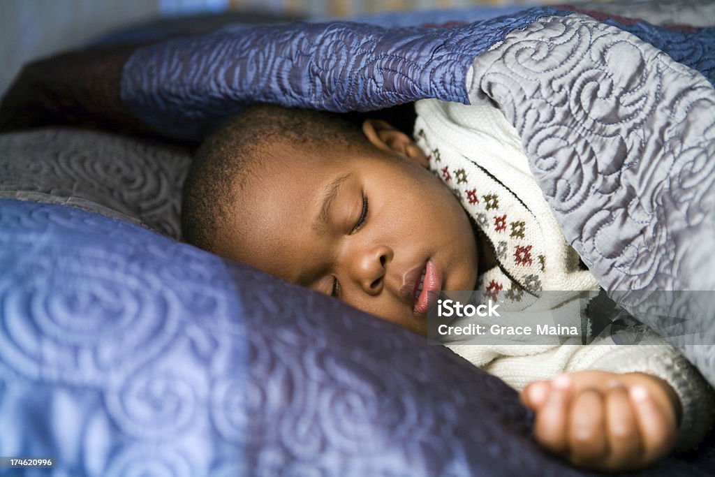 Dormitorio young boy - Foto de stock de 2-3 años libre de derechos