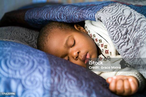 Dormitorio Young Boy Foto de stock y más banco de imágenes de 2-3 años - 2-3 años, Acostado de lado, Almohada