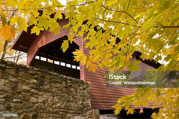 Puente Cubierto Y Hojas De Otoño Amarillo Foto de stock y más banco de imágenes de Frederick - Frederick, Maryland - Estado de los EE.UU., Amarillo - Color