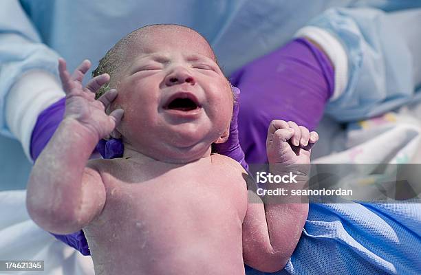 In Guten Händen Stockfoto und mehr Bilder von Kreißsaal - Kreißsaal, Baby, Weinen