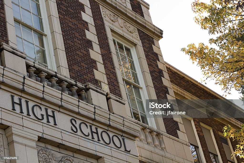 High School - Foto de stock de Edificio de escuela secundaria libre de derechos