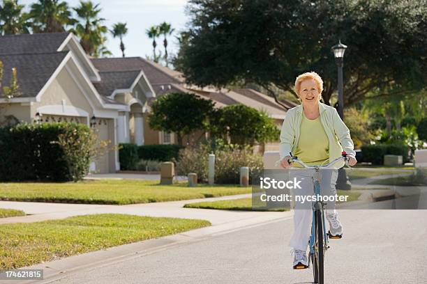 Aktive Senioren Reiten Fahrrad Stockfoto und mehr Bilder von Aktiver Lebensstil - Aktiver Lebensstil, Aktiver Senior, Aktivitäten und Sport