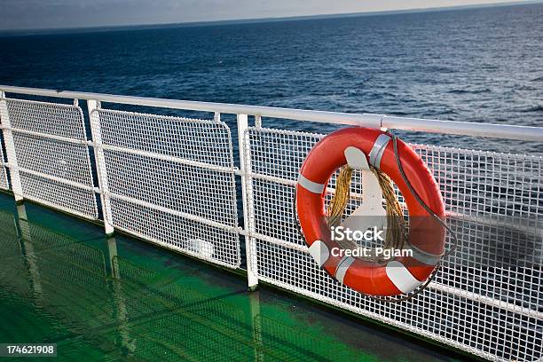 En La Terraza De Un Ferry Foto de stock y más banco de imágenes de Agua - Agua, Aire libre, Cinturón salvavidas