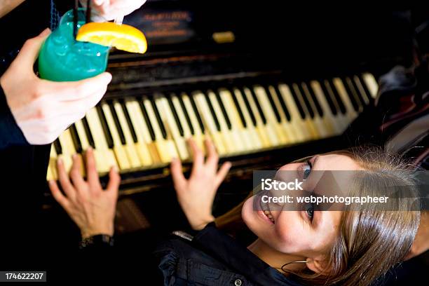 Gra Na Fortepianie - zdjęcia stockowe i więcej obrazów Alkohol - napój - Alkohol - napój, Blond włosy, Brązowe włosy