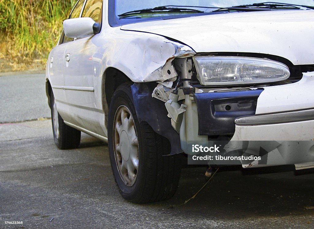 Incidente automobilistico paraurti anteriore danni su bianco auto - Foto stock royalty-free di Incidente automobilistico