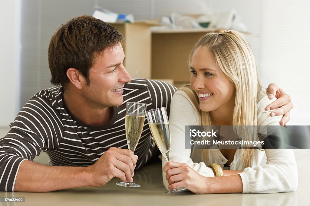 Romantische Junges Paar beim Anstoßen Glas Champagner - Lizenzfrei 20-24 Jahre Stock-Foto