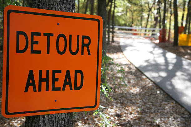 panneau avertisseur de déviation sur un arbre dans la forêt - autumn street single lane road tree photos et images de collection