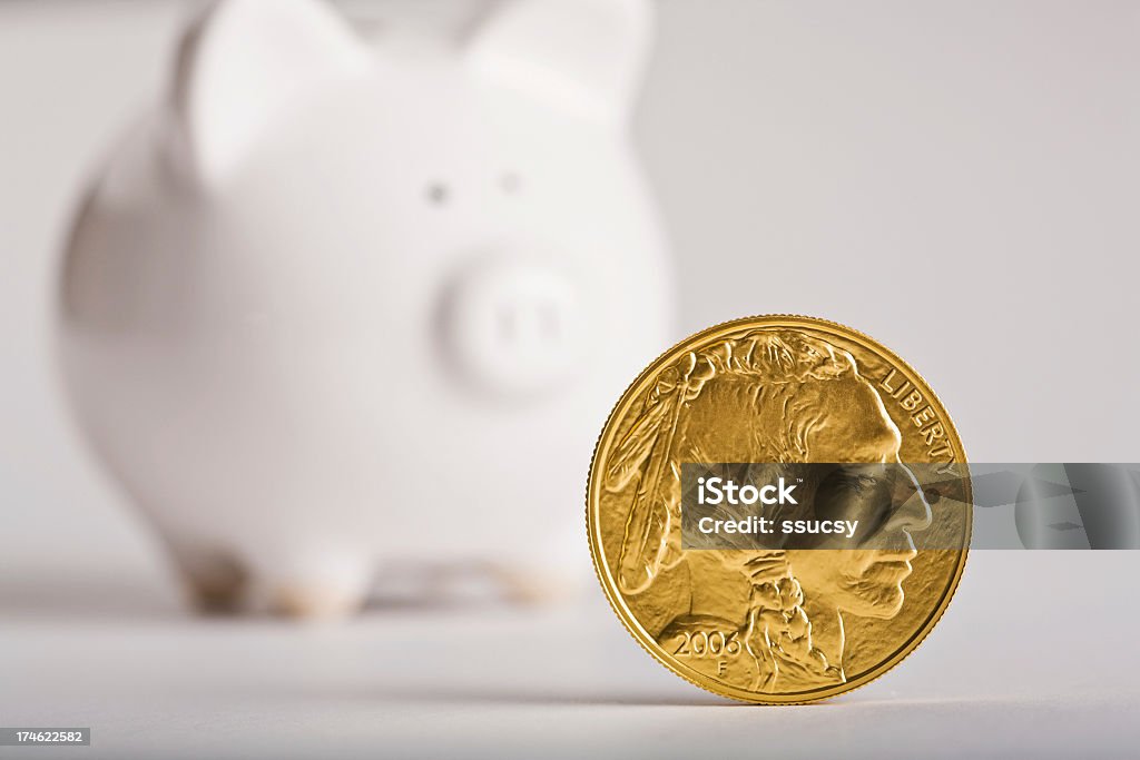 Goldene Münze in das Sparschwein, American Buffalo - Lizenzfrei Geldmünze Stock-Foto