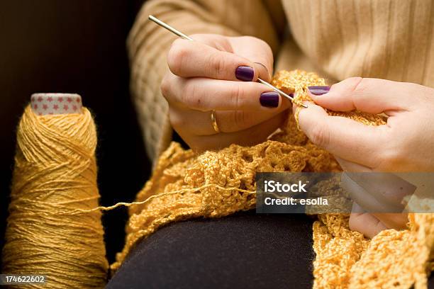 Foto de Crochet e mais fotos de stock de Adulto - Adulto, Agulha, Agulha de crochet