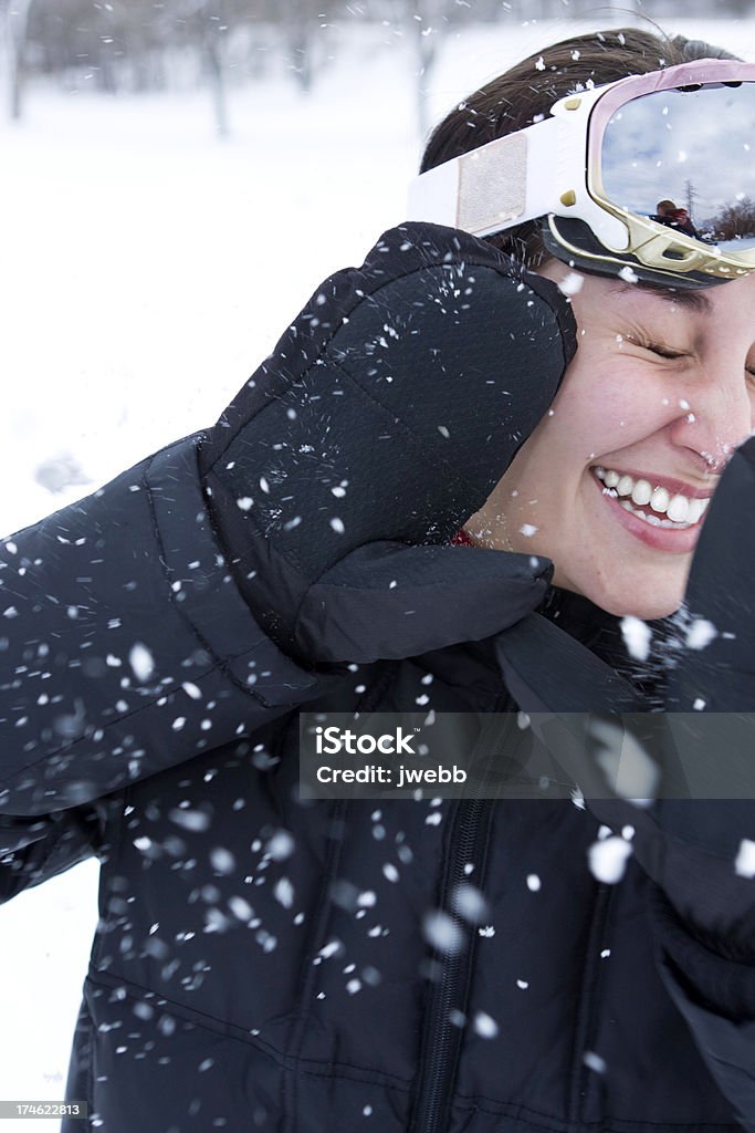 Jugando en la nieve - Foto de stock de 20 a 29 años libre de derechos